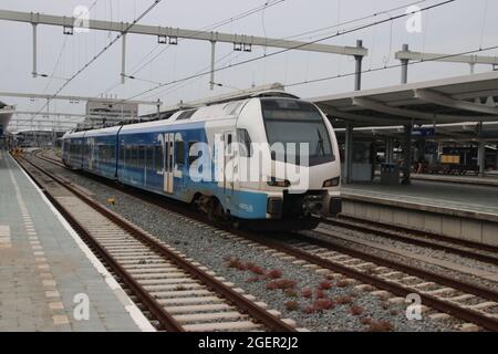 Stadler Flirt treno di Blauwnet lungo il binario alla stazione di Zwolle in direzione di Enschede Foto Stock