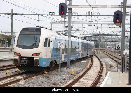 Stadler Flirt treno di Blauwnet lungo il binario alla stazione di Zwolle in direzione di Enschede Foto Stock