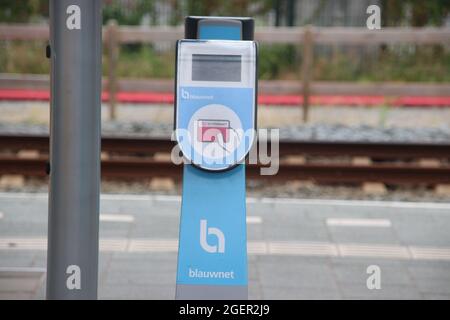 Check-in e check-out porte e terminal da NS e Blauwnet alla stazione Zwolle Foto Stock