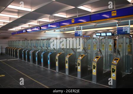 Check-in e check-out porte e terminal da NS e Blauwnet alla stazione Zwolle Foto Stock