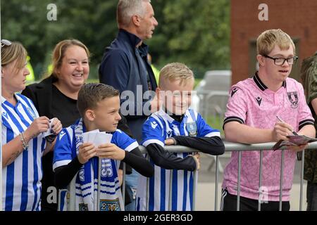 Rotherham, Regno Unito. 21 Agosto 2021. I fan di Sheffield Wednesday attendono il team coach a Rotherham, Regno Unito, il 21/2021. (Foto di Simon Whitehead/News Images/Sipa USA) Credit: Sipa USA/Alamy Live News Foto Stock