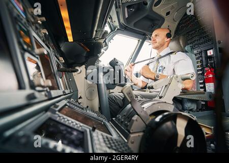 Giovane aviatore soddisfatto che si prepara per il decollo Foto Stock