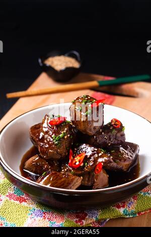 Concetto di cibo fatto in casa dadi bistecca di manzo Teriyaki su tavola di legno con spazio copia Foto Stock