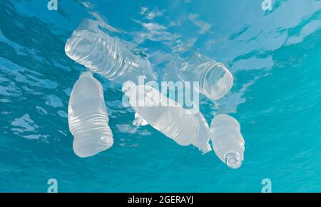 bottiglie di plastica galleggianti sotto l'acqua di mare. concetto di inquinamento, ecologia, riciclaggio e ambiente. rendering 3d Foto Stock