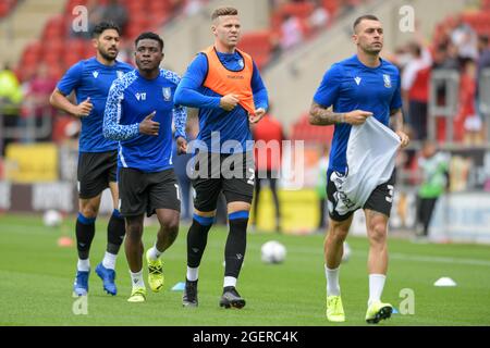 Rotherham, Regno Unito. 21 Agosto 2021. I giocatori di Sheffield Wednesday iniziano il loro riscaldamento a Rotherham, Regno Unito, il 21/2021. (Foto di Simon Whitehead/News Images/Sipa USA) Credit: Sipa USA/Alamy Live News Foto Stock