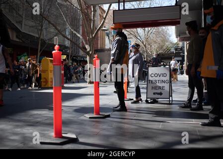 Melbourne, Australia. 21 agosto 2021. I manifestanti anti dell'anti-blocco marciano dopo una clinica di test COVID a Melbourne. Credit: Jay Kogler/Alamy Live News Foto Stock