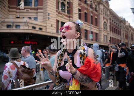 Melbourne, Australia. 21 agosto 2021. Un manifestante anti anti-lock-down si appella alla polizia a uno stand fuori dalla stazione di Flinders Street. Credit: Jay Kogler/Alamy Live News Foto Stock