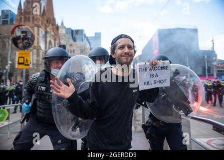 Melbourne, Australia. 21 agosto 2021. "Il vaccino è un Killshot" - i manifestanti anti di blocco si scontrano con la polizia fuori dalla stazione di Flinders Street. Credit: Jay Kogler/Alamy Live News Foto Stock