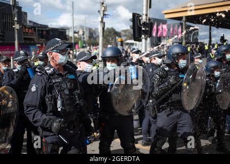 Melbourne, Australia. 21 agosto 2021. Gli ufficiali della squadra di riot usano lo spruzzo del pepe contro i manifestanti di anti-bloccaggio. Credit: Jay Kogler/Alamy Live News Foto Stock