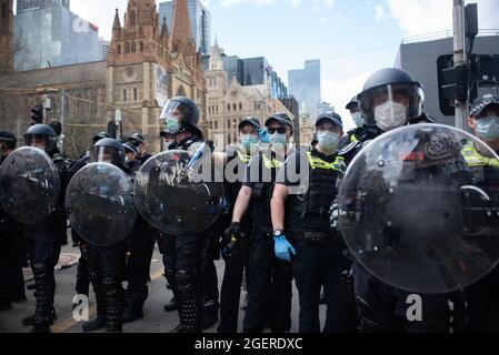 Melbourne, Australia. 21 agosto 2021. Gli ufficiali della squadra di riot si opporiscono ai manifestanti anti di chiusura. Credit: Jay Kogler/Alamy Live News Foto Stock