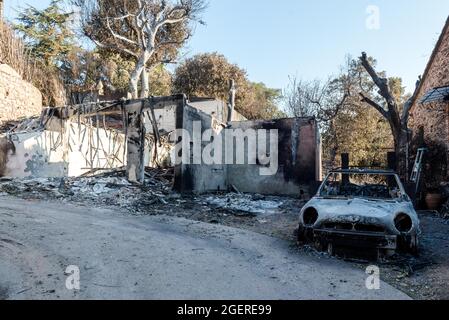 Var, Francia. 21 Agosto 2021. Danni dopo l'incendio della foresta nel massiccio di Maures nel sud della Francia tra Saint-Tropez e Vidauban il 21 agosto 2021 a Var, Francia. Photo by Florian Escoffier/ABACAPRESS.COM Credit: Abaca Press/Alamy Live News Foto Stock