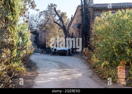 Var, Francia. 21 Agosto 2021. Danni dopo l'incendio della foresta nel massiccio di Maures nel sud della Francia tra Saint-Tropez e Vidauban il 21 agosto 2021 a Var, Francia. Photo by Florian Escoffier/ABACAPRESS.COM Credit: Abaca Press/Alamy Live News Foto Stock