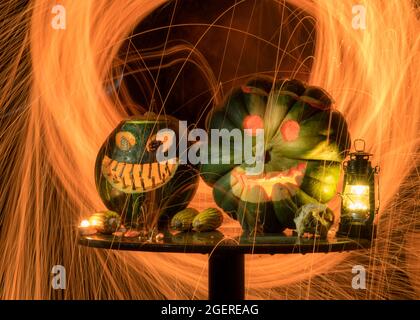 Terribile simbolo di Halloween - Jack-o-lanterna. Terribile testa di zucca nelle fiamme del fuoco inferno. Faccia ardente, trucco o trucco. Tempo di Halloween. Th Foto Stock