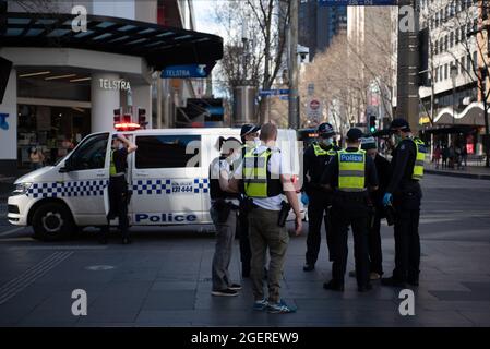 Melbourne, Australia. 21 agosto 2021. La polizia ha detenato un anziano che rifiuta di fornire l'identificazione. Credit: Jay Kogler/Alamy Live News Foto Stock