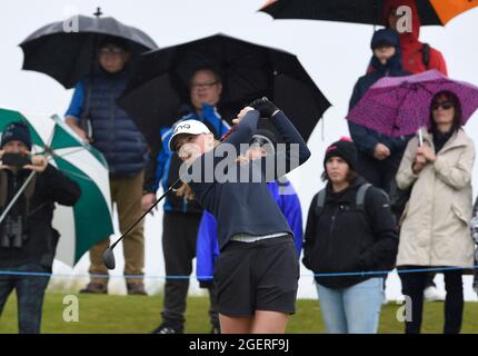 Louise Duncan della Scozia si tee fuori dal 3, durante il terzo giorno dell'AIG Women's Open a Carnoustie. Data foto: Sabato 21 agosto 2021. Vedi la storia di PA GOLF Women. Il credito fotografico deve essere: Ian Rutherford/PA Wire. RESTRIZIONI: L'uso è soggetto a restrizioni. Solo per uso editoriale, nessun uso commerciale senza previo consenso da parte del titolare dei diritti. Foto Stock