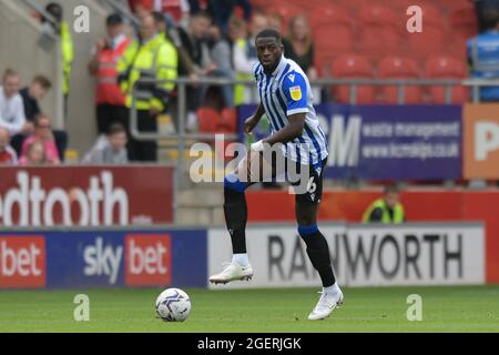 Rotherham, Regno Unito. 21 Agosto 2021. Dominic Iorfa #6 di Sheffield Mercoledì corre con la palla a Rotherham, Regno Unito il 8/21/2021. (Foto di Simon Whitehead/News Images/Sipa USA) Credit: Sipa USA/Alamy Live News Foto Stock