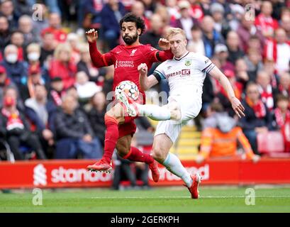 Mohamed Salah di Liverpool (a sinistra) e ben Mee di Burnley combattono per la palla durante la partita della Premier League ad Anfield, Liverpool. Data foto: Sabato 21 agosto 2021. Foto Stock
