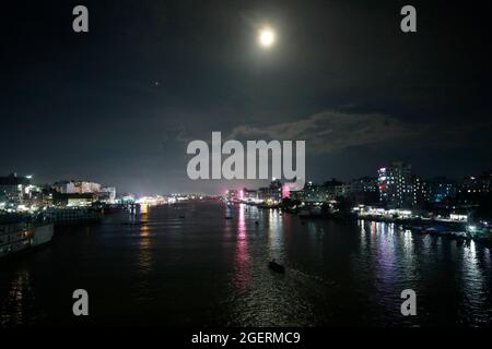 Dhaka, Bangladesh - 20 agosto 2021: Vista notturna del fiume Buriganga a Dhaka in Bangladesh. Foto Stock