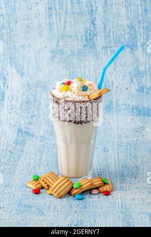 Frullato con latte e biscotto per bambini decorato con zucchero dragato. Foto Stock