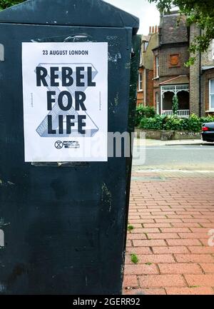 Estinzione Rebellion Rebel for Life poster pubblicità a una protesta sul cambiamento climatico a Londra il 23rd agosto 2021. Foto Stock