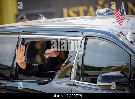 Kuala Lumpur, Malesia. 21 Agosto 2021. Il primo ministro malese, Ismail Sabri Yaakob, si avvicina ai media quando lascia il Palazzo Nazionale dopo la cerimonia di giuramento. Ismail è stato giurato come nono primo ministro della Malesia dopo che Re ha confermato di avere il sostegno di 114 membri del parlamento, dandogli la maggioranza per formare il governo. (Foto di Wong Fok Loy/SOPA Images/Sipa USA) Credit: Sipa USA/Alamy Live News Foto Stock