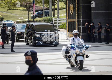 Kuala Lumpur, Malesia. 21 Agosto 2021. Il primo Ministro malese, Ismail Sabri Yaakob Motorcade dal Palazzo Nazionale dopo la cerimonia di giuramento. Ismail è stato giurato come nono primo Ministro della Malesia dopo che Re ha confermato di avere il sostegno di 114 membri del parlamento, dandogli la maggioranza per formare il governo. (Foto di Wong Fok Loy/SOPA Images/Sipa USA) Credit: Sipa USA/Alamy Live News Foto Stock