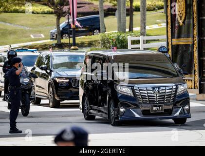 Kuala Lumpur, Malesia. 21 Agosto 2021. Il primo Ministro malese, Ismail Sabri Yaakob Motorcade dal Palazzo Nazionale dopo la cerimonia di giuramento. Ismail è stato giurato come nono primo Ministro della Malesia dopo che Re ha confermato di avere il sostegno di 114 membri del parlamento, dandogli la maggioranza per formare il governo. (Foto di Wong Fok Loy/SOPA Images/Sipa USA) Credit: Sipa USA/Alamy Live News Foto Stock