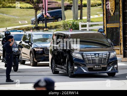 Kuala Lumpur, Malesia. 21 Agosto 2021. Il primo Ministro malese, Ismail Sabri Yaakob Motorcade dal Palazzo Nazionale dopo la cerimonia di giuramento. Ismail è stato giurato come nono primo Ministro della Malesia dopo che Re ha confermato di avere il sostegno di 114 membri del parlamento, dandogli la maggioranza per formare il governo. Credit: SOPA Images Limited/Alamy Live News Foto Stock