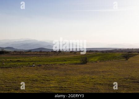 Bellissimo paesaggio di verde sotto un cielo nuvoloso in campagna Foto Stock