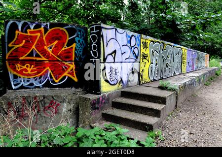 Graffiti sul ponte sopra Mount Pleasant Villas in Parkland Walk tra Finsbury Park e Highgate Woods, Haringay, Londra, Regno Unito. Foto Stock