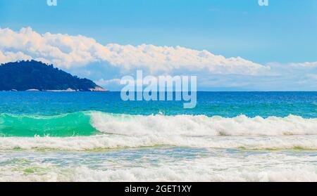 Onde forti sulla splendida spiaggia di Praia de Lopes Mendes sulla grande isola tropicale Ilha Grande in Angra dos Reis Rio de Janeiro Brasile. Foto Stock