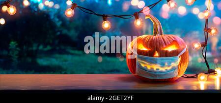 Zucca con maschera protettiva - Halloween all'aperto Foto Stock