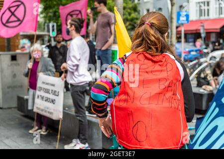 Cork, Irlanda. 21 Agosto 2021. Un piccolo gruppo di circa 60 manifestanti della ribellione d'estinzione si è riunito oggi alla Grande Parata per evidenziare la necessità di "un'azione immediata ed equa per la neutralità del carbonio". Dopo una serie di interventi, il gruppo ha marciato lungo il South Mall e Patrick Street prima di rientrare in gruppi di discussione al Grand Parade. Credit: AG News/Alamy Live News Foto Stock