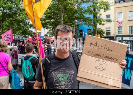 Cork, Irlanda. 21 Agosto 2021. Un piccolo gruppo di circa 60 manifestanti della ribellione d'estinzione si è riunito oggi alla Grande Parata per evidenziare la necessità di "un'azione immediata ed equa per la neutralità del carbonio". Dopo una serie di interventi, il gruppo ha marciato lungo il South Mall e Patrick Street prima di rientrare in gruppi di discussione al Grand Parade. Alla protesta è stato Mark Lumley di Cork. Credit: AG News/Alamy Live News Foto Stock