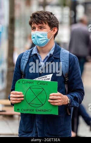 Cork, Irlanda. 21 Agosto 2021. Un piccolo gruppo di circa 60 manifestanti della ribellione d'estinzione si è riunito oggi alla Grande Parata per evidenziare la necessità di "un'azione immediata ed equa per la neutralità del carbonio". Dopo una serie di interventi, il gruppo ha marciato lungo il South Mall e Patrick Street prima di rientrare in gruppi di discussione al Grand Parade. Credit: AG News/Alamy Live News Foto Stock