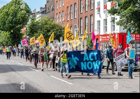 Cork, Irlanda. 21 Agosto 2021. Un piccolo gruppo di circa 60 manifestanti della ribellione d'estinzione si è riunito oggi alla Grande Parata per evidenziare la necessità di "un'azione immediata ed equa per la neutralità del carbonio". Dopo una serie di interventi, il gruppo ha marciato lungo il South Mall e Patrick Street prima di rientrare in gruppi di discussione al Grand Parade. Credit: AG News/Alamy Live News Foto Stock