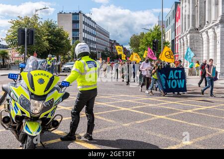 Cork, Irlanda. 21 Agosto 2021. Un piccolo gruppo di circa 60 manifestanti della ribellione d'estinzione si è riunito oggi alla Grande Parata per evidenziare la necessità di "un'azione immediata ed equa per la neutralità del carbonio". Dopo una serie di interventi, il gruppo ha marciato lungo il South Mall e Patrick Street prima di rientrare in gruppi di discussione al Grand Parade. Credit: AG News/Alamy Live News Foto Stock