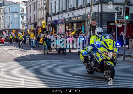 Cork, Irlanda. 21 Agosto 2021. Un piccolo gruppo di circa 60 manifestanti della ribellione d'estinzione si è riunito oggi alla Grande Parata per evidenziare la necessità di "un'azione immediata ed equa per la neutralità del carbonio". Dopo una serie di interventi, il gruppo ha marciato lungo il South Mall e Patrick Street prima di rientrare in gruppi di discussione al Grand Parade. Credit: AG News/Alamy Live News Foto Stock