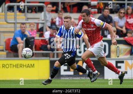 Rotherham, Regno Unito. 21 Agosto 2021. Florian Kamberi #20 di Sheffield Mercoledì corre con la palla a Rotherham, Regno Unito il 8/21/2021. (Foto di Simon Whitehead/News Images/Sipa USA) Credit: Sipa USA/Alamy Live News Foto Stock