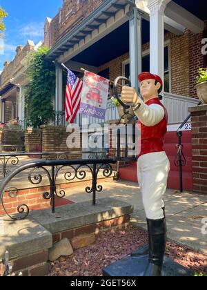 Classico jockey su prato dipinto con bandiere patriottiche sul retro nel quartiere Windsor Terrace di Brooklyn, New York. Foto Stock