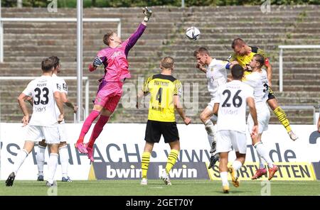 Dortmund, Germania. 21 ago 2021. Primo: 21.08.2021 Fuvublall: Calcio: 3° Bundesliga stagione 2021/22 BVB; Borussia Dortmund U23 - 1. FC Saarbrv* cken, Saarbruecken duelli, goalwart Daniel Batz contro Franz Pfanne Right, BVB/dpa/Alamy Live News Foto Stock