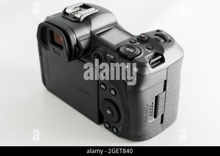 Agosto 20, 2021. Anapa, Russia. Fotocamera mirrorless Canon R5 isolato su sfondo bianco Foto Stock