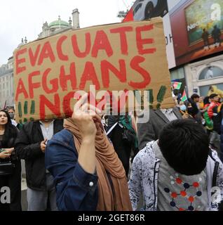 Londra, Inghilterra, Regno Unito. 21 Agosto 2021. Migliaia di afghani attraversano il centro di Londra chiedendo alla comunità internazionale di non riconoscere i talebani. I manifestanti hanno affermato che i talebani rappresentano una minaccia per i diritti delle donne. (Credit Image: © Tayfun Salci/ZUMA Press Wire) Foto Stock