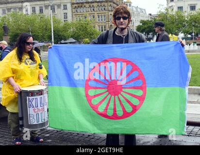 Manchester, Regno Unito, 21 agosto 2021. Manifestazione contro la nuova polizia, il crimine, la condanna e la Corte Bill, Piccadilly Gardens, Manchester, Regno Unito. Gli organizzatori dicono: “la nuova legge di polizia, criminalità, condanna e giustizia del governo è un attacco senza precedenti alla nostra libertà di protesta. In base a questo disegno di legge, le forze di polizia potranno criminalizzare le proteste che ritengono costituiscano un "disturbo pubblico”. Una persona ha una bandiera Romany. Credit: Terry Waller/Alamy Live News Foto Stock