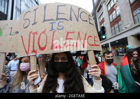 Londra, Inghilterra, Regno Unito. 21 Agosto 2021. Migliaia di afghani attraversano il centro di Londra chiedendo alla comunità internazionale di non riconoscere i talebani. I manifestanti hanno affermato che i talebani rappresentano una minaccia per i diritti delle donne. (Credit Image: © Tayfun Salci/ZUMA Press Wire) Foto Stock