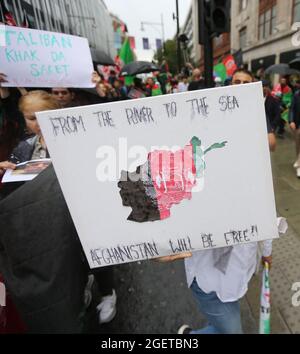 Londra, Inghilterra, Regno Unito. 21 Agosto 2021. Migliaia di afghani attraversano il centro di Londra chiedendo alla comunità internazionale di non riconoscere i talebani. I manifestanti hanno affermato che i talebani rappresentano una minaccia per i diritti delle donne. (Credit Image: © Tayfun Salci/ZUMA Press Wire) Foto Stock