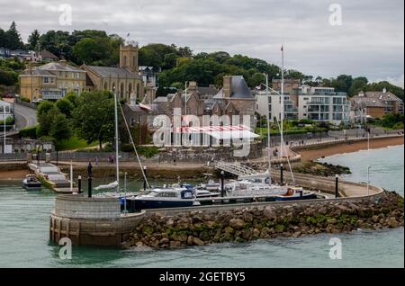 lo squadrone reale dello yacht, cowes, isola di wight, settimana dei cowes, randello di vela, tarditional, randello di yachting del patrimonio, premier club di nautica, yachtsmen. Foto Stock