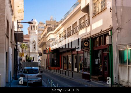 LIMASSOL, CIPRO - 18 febbraio 2017: Strada stretta del centro che conduce alla chiesa di Agia Napa Foto Stock