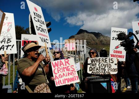 I manifestanti antivaccini (anti vaxxers) presso il Groote Schuur Hospital di Città del Capo, Sudafrica. Agosto 21, 2021. Foto Stock