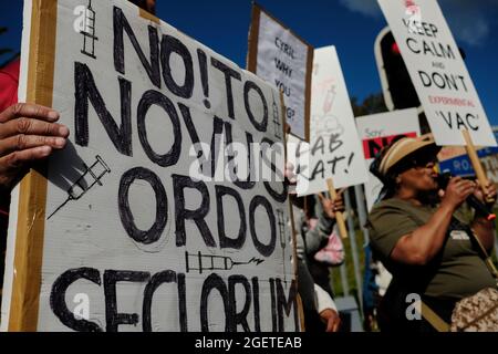 I manifestanti antivaccini (anti vaxxers) presso il Groote Schuur Hospital di Città del Capo, Sudafrica. Agosto 21, 2021. Foto Stock